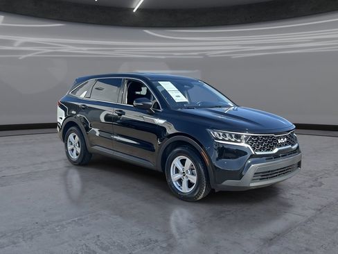 Used 2022 Kia Sorento LX FWD image 2