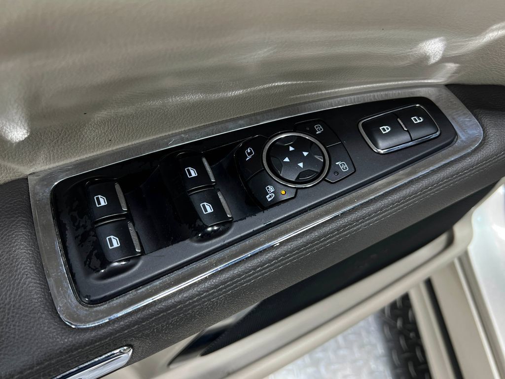 Used 2017 Lincoln Continental Select w/ Climate Package FWD image 16