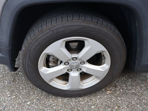 Used 2018 Jeep Compass Latitude w/ Popular Equipment Group FWD image 4