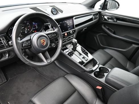 Certified 2026 Porsche Macan AWD/4WD image 4