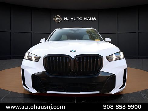 Used 2024 BMW X5 xDrive40i w/ M Sport Package AWD/4WD image 3