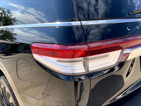 Used 2022 Lincoln Navigator Reserve AWD/4WD image 29