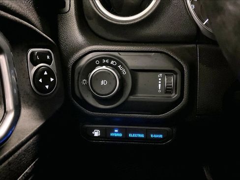 Used 2023 Jeep Wrangler Unlimited Sahara w/ Cold Weather Group AWD/4WD image 15