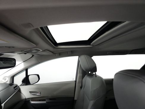 Used 2024 Toyota Sienna XLE image 7