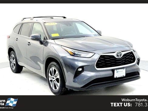 Certified 2023 Toyota Highlander XLE image 1