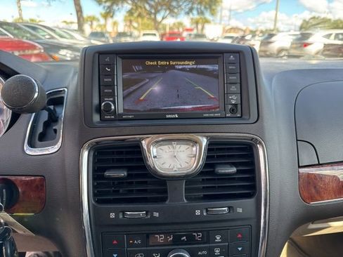 Used 2016 Chrysler Town & Country Touring image 29