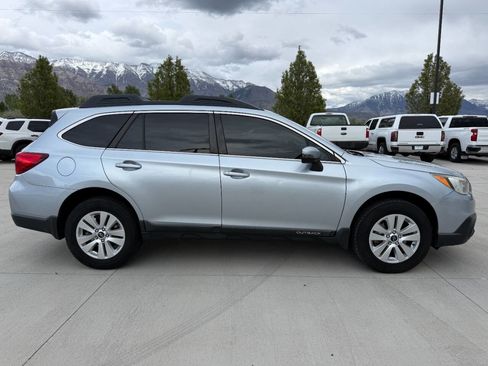 Used 2017 Subaru Outback 2.5i Premium AWD/4WD image 2