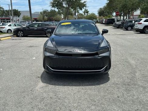 Used 2023 Toyota Crown Platinum image 2