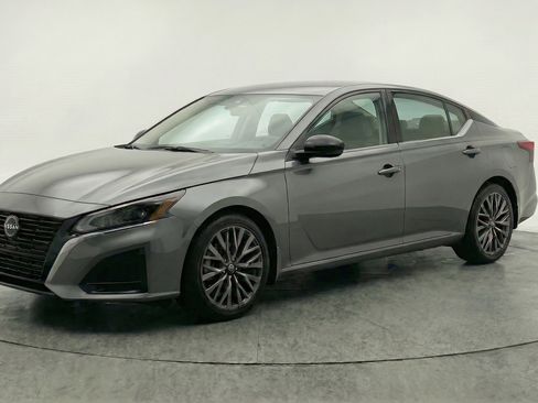 Used 2025 Nissan Altima 2.5 SV FWD image 3