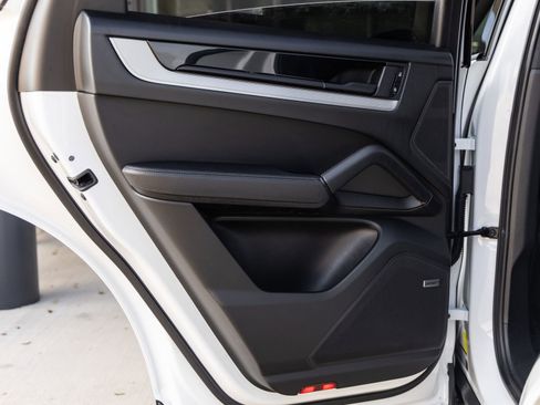 Certified 2024 Porsche Cayenne Coupe image 34