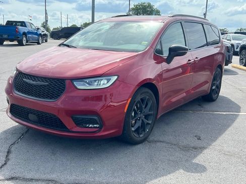 Used 2025 Chrysler Pacifica Limited FWD image 2