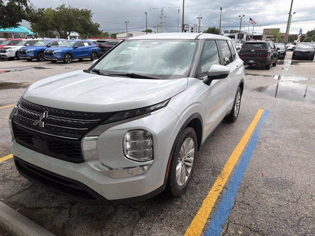 Used 2024 Mitsubishi Outlander ES FWD image 2