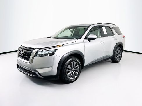 Used 2025 Nissan Pathfinder SV FWD image 3