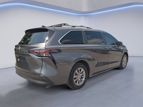 Used 2025 Toyota Sienna XLE w/ XLE Plus Package FWD image 5