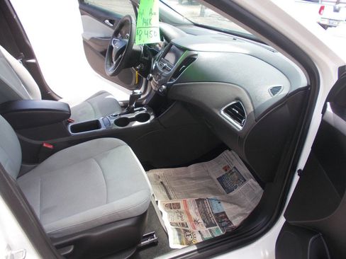 Used 2019 Chevrolet Cruze LS FWD image 9