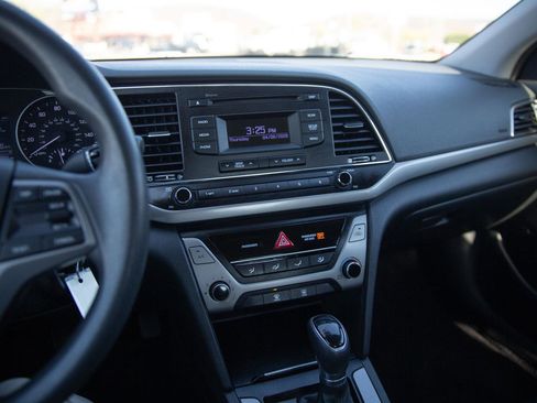 Used 2018 Hyundai Elantra SE image 12