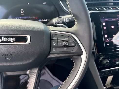 Used 2024 Jeep Grand Cherokee Laredo X image 23