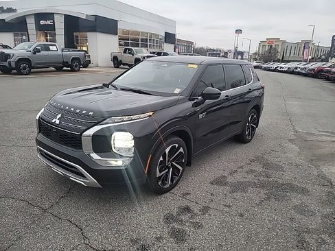 Used 2023 Mitsubishi Outlander SE image 3