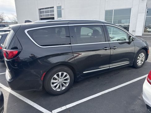 Used 2018 Chrysler Pacifica Touring-L image 4