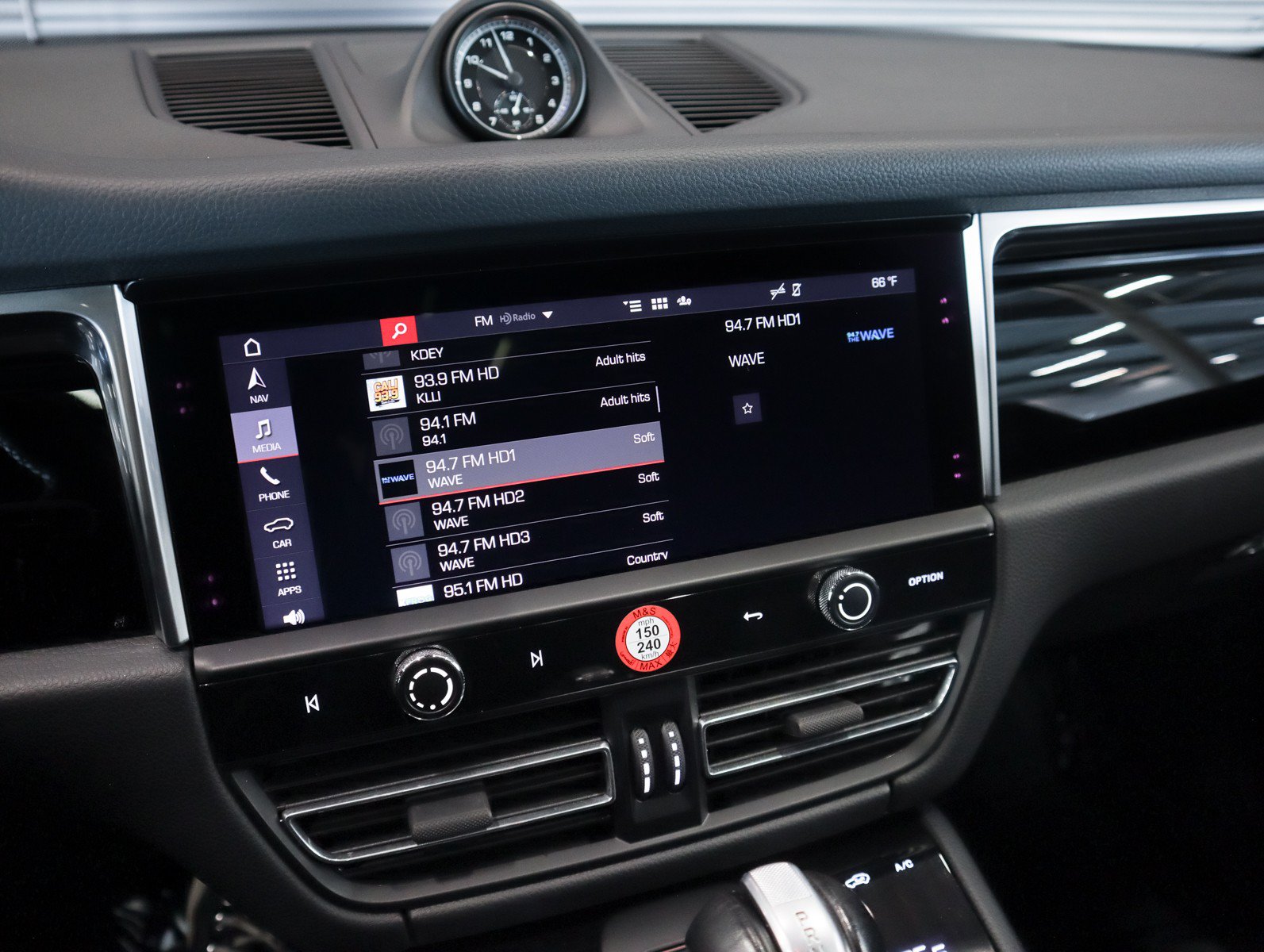 Certified 2023 Porsche Macan AWD/4WD image 20