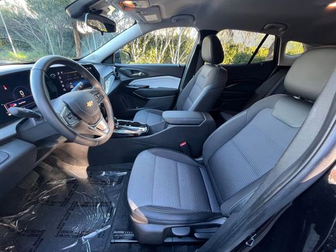 Used 2025 Chevrolet Trax LT w/ LT Convenience Package image 24