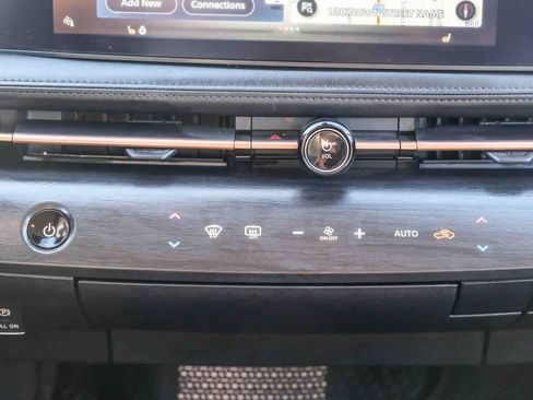 Used 2025 Nissan Ariya FWD image 17
