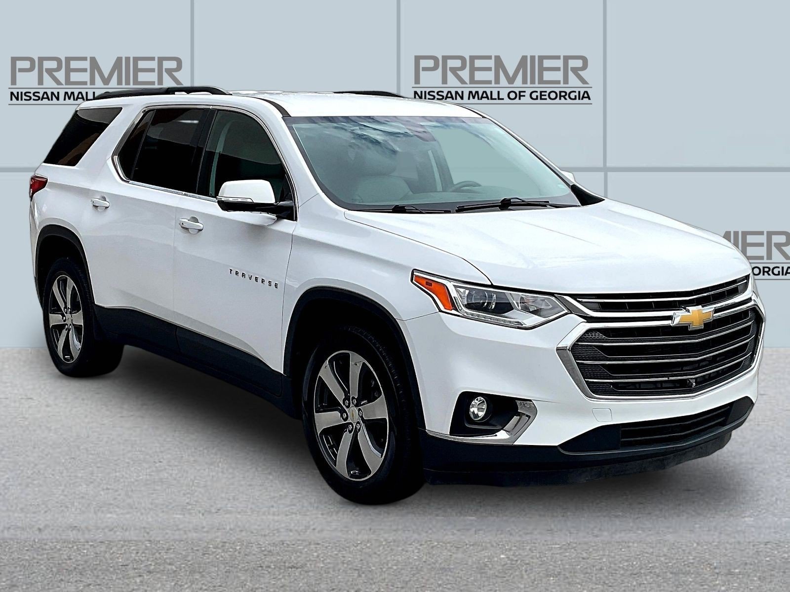 Used 2020 Chevrolet Traverse LT w/ LT Premium Package FWD image 3