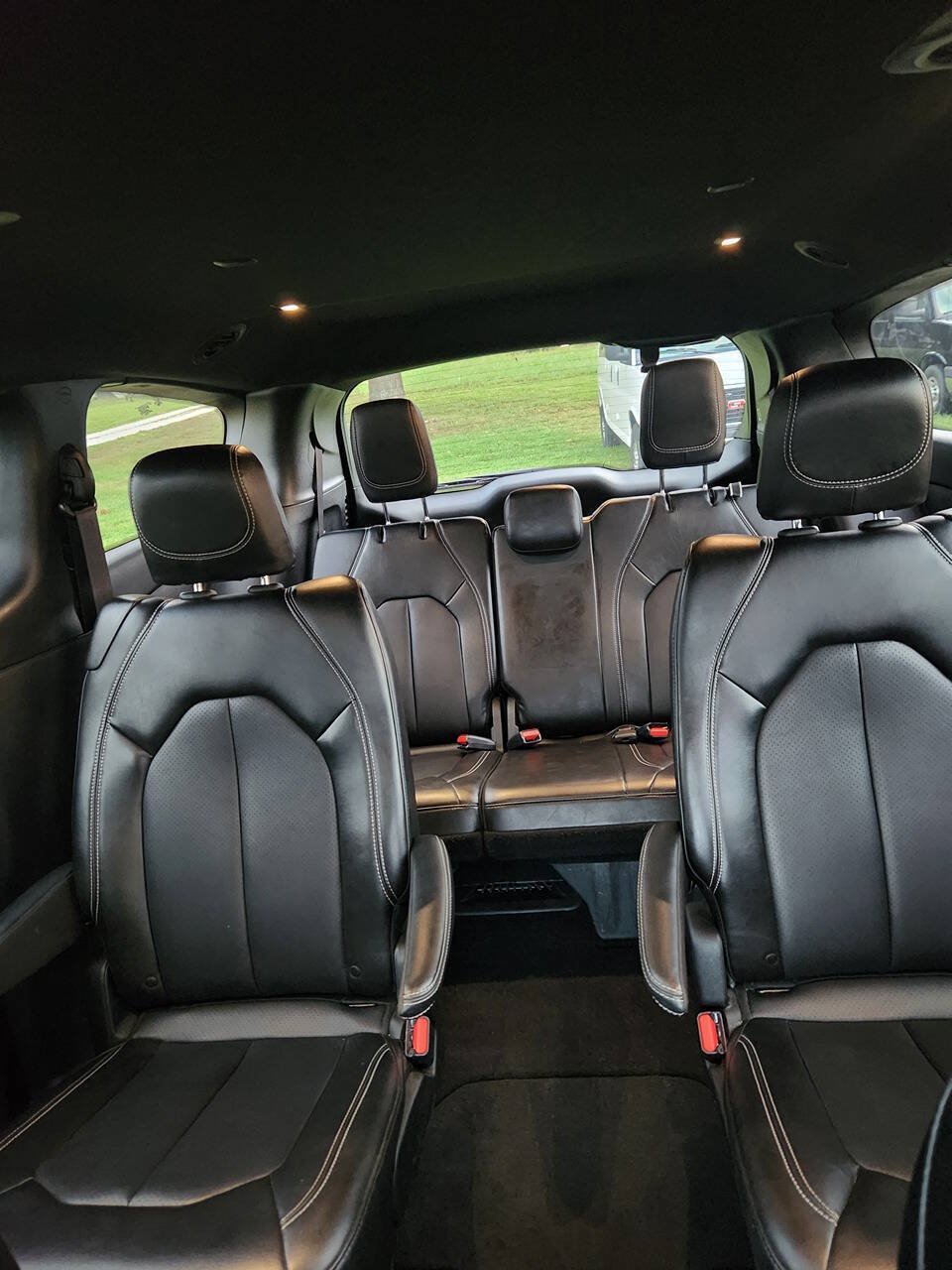 Used 2025 Chrysler Pacifica Select FWD image 4