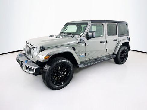 Used 2022 Jeep Wrangler Unlimited Sahara AWD/4WD image 3