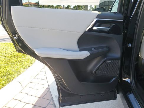 New 2026 Mitsubishi Outlander SE image 17