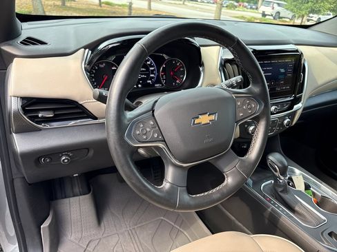 Used 2023 Chevrolet Traverse Premier FWD image 7