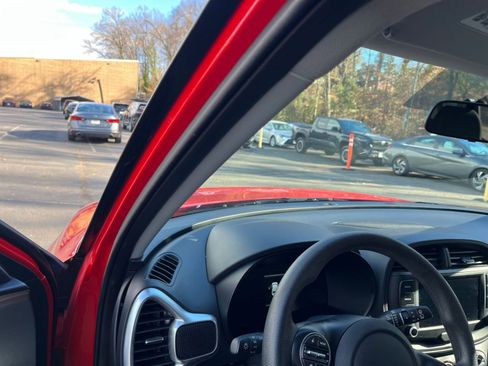 Used 2025 Kia Soul LX w/ LX Technology Package image 32