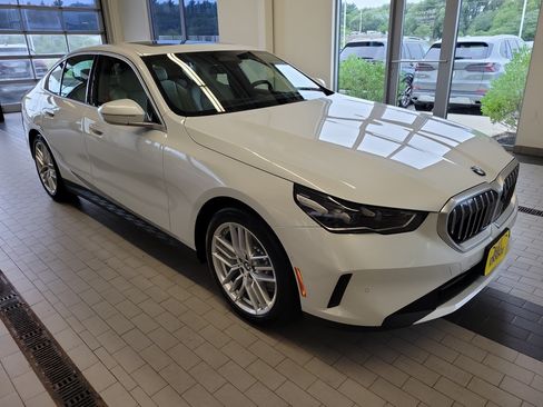 Used 2024 BMW 530i xDrive w/ Premium Package AWD/4WD image 3