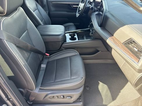 Used 2025 Chevrolet Suburban Premier RWD image 13