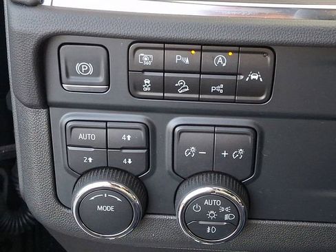 Used 2025 Chevrolet Suburban Z71 image 25