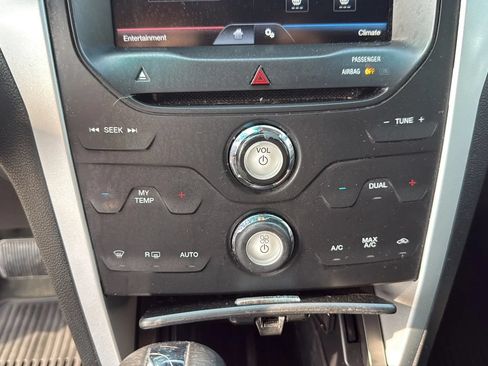 Used 2014 Ford Explorer XLT w/ Equipment Group 202A AWD/4WD image 38