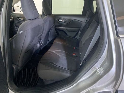 Used 2019 Jeep Cherokee Latitude w/ Cold Weather Group image 28