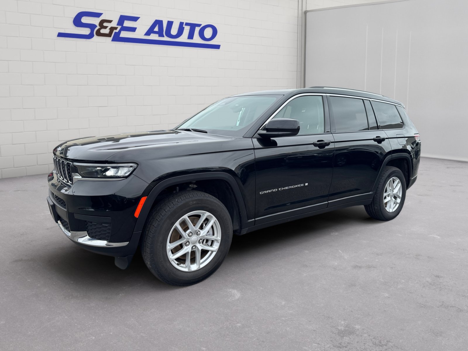 Used 2023 Jeep Grand Cherokee L Laredo w/ Luxury Tech Group I AWD/4WD image 1