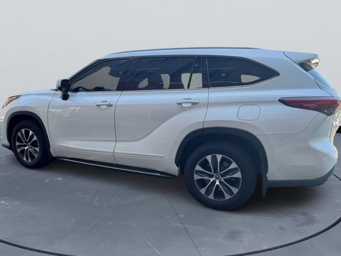 Used 2021 Toyota Highlander XLE AWD/4WD image 11