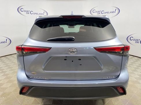 Certified 2021 Toyota Highlander XLE AWD/4WD image 5