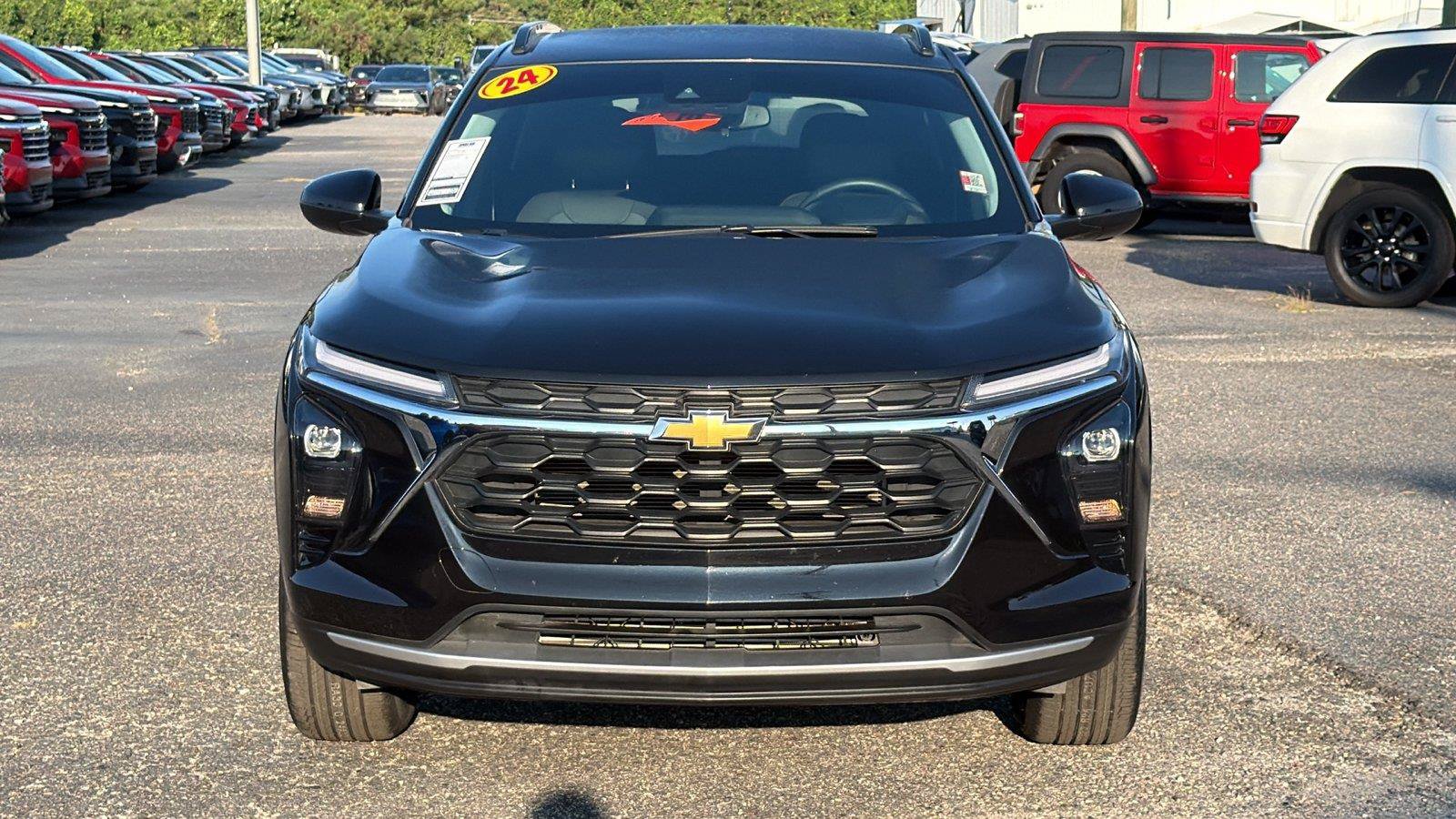 Used 2024 Chevrolet Trax LT w/ Driver Confidence Package FWD image 2