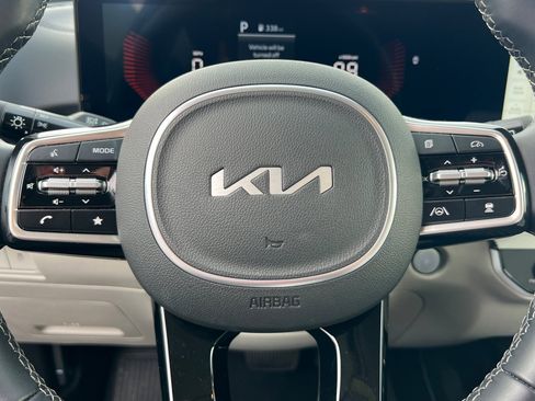 Certified 2025 Kia Sorento S image 28