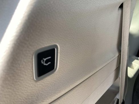 Used 2023 Chrysler Voyager LX FWD image 6