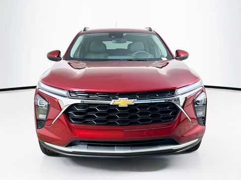 Used 2025 Chevrolet Trax LT FWD image 2