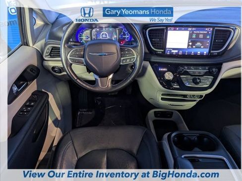 Used 2021 Chrysler Pacifica Touring-L image 14