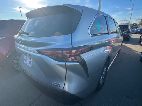 Certified 2022 Toyota Sienna XLE image 4