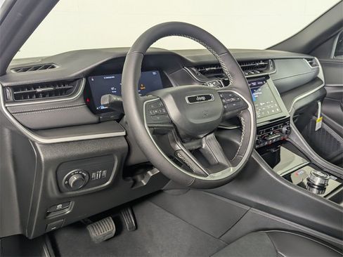 New 2025 Jeep Grand Cherokee Altitude image 11