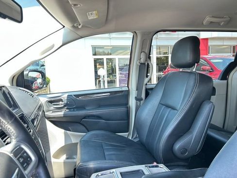 Used 2015 Chrysler Town & Country Touring w/ Driver Convenience Group FWD image 34