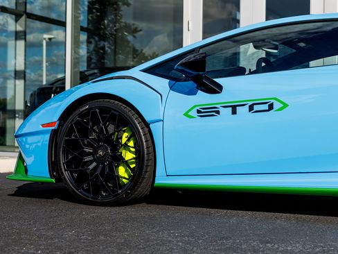 Used 2023 Lamborghini Huracan STO image 13