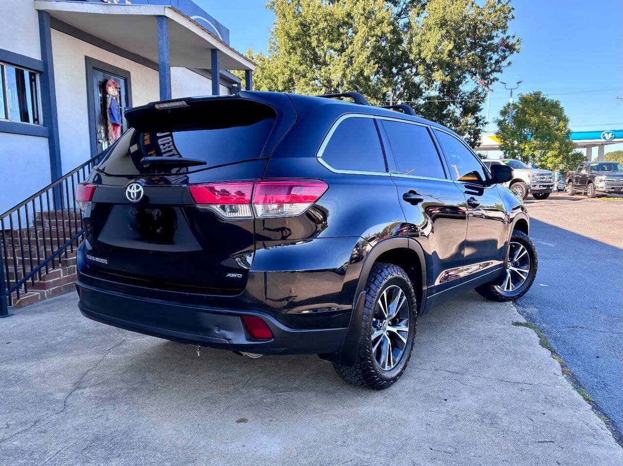 Used 2019 Toyota Highlander LE AWD/4WD image 6